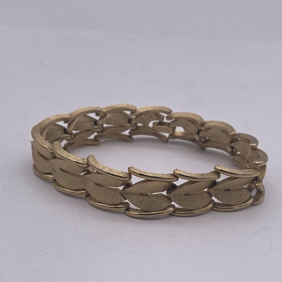 Vintage Trifari Leaf Link Cuff Bangle Bracelet Gold Tone 7" - Picture 3 of 7